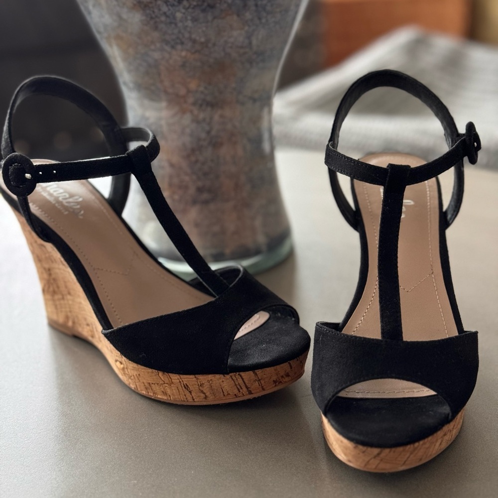 Charles By Charles David Black Suede T-Strap Platform Wedge Sandals. Size 5.5